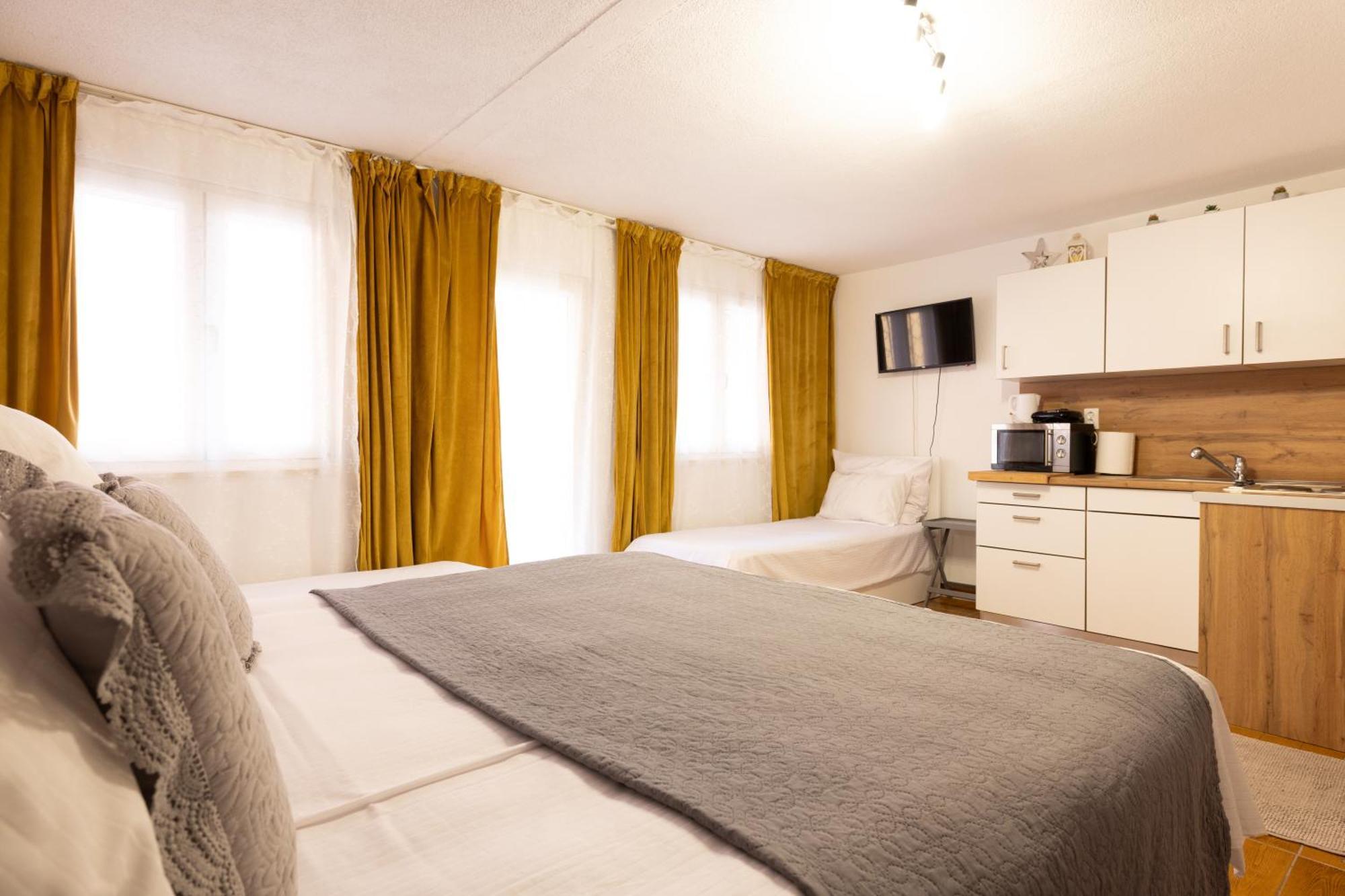 Guesthouse Rebecca Makarska Esterno foto